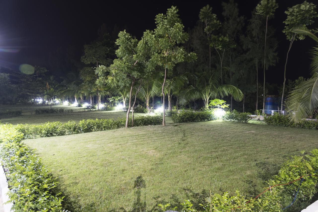 Rajhans Hotel & Resort Phalta Room photo