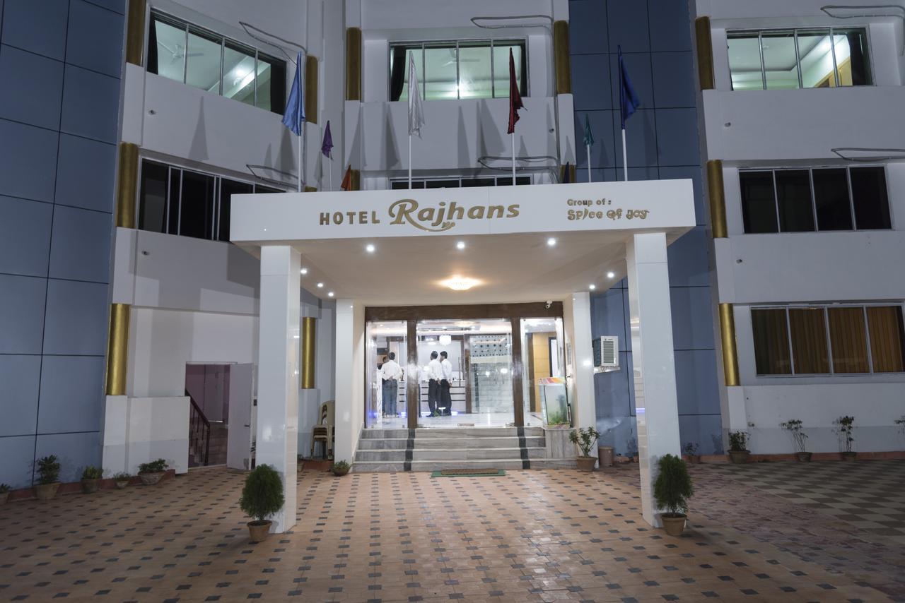 Rajhans Hotel & Resort Phalta Room photo