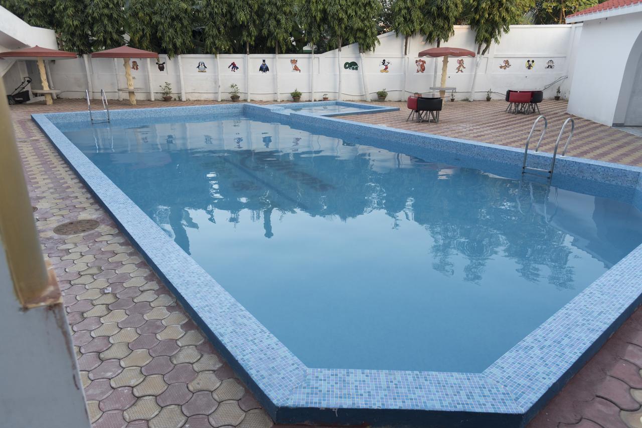 Rajhans Hotel & Resort Phalta Room photo